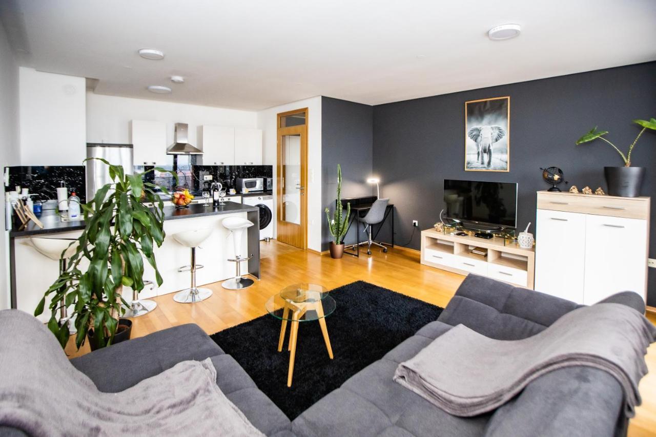 Hermes Apartment & 2 Free Garage Secured Parkings Ljubljana Bagian luar foto