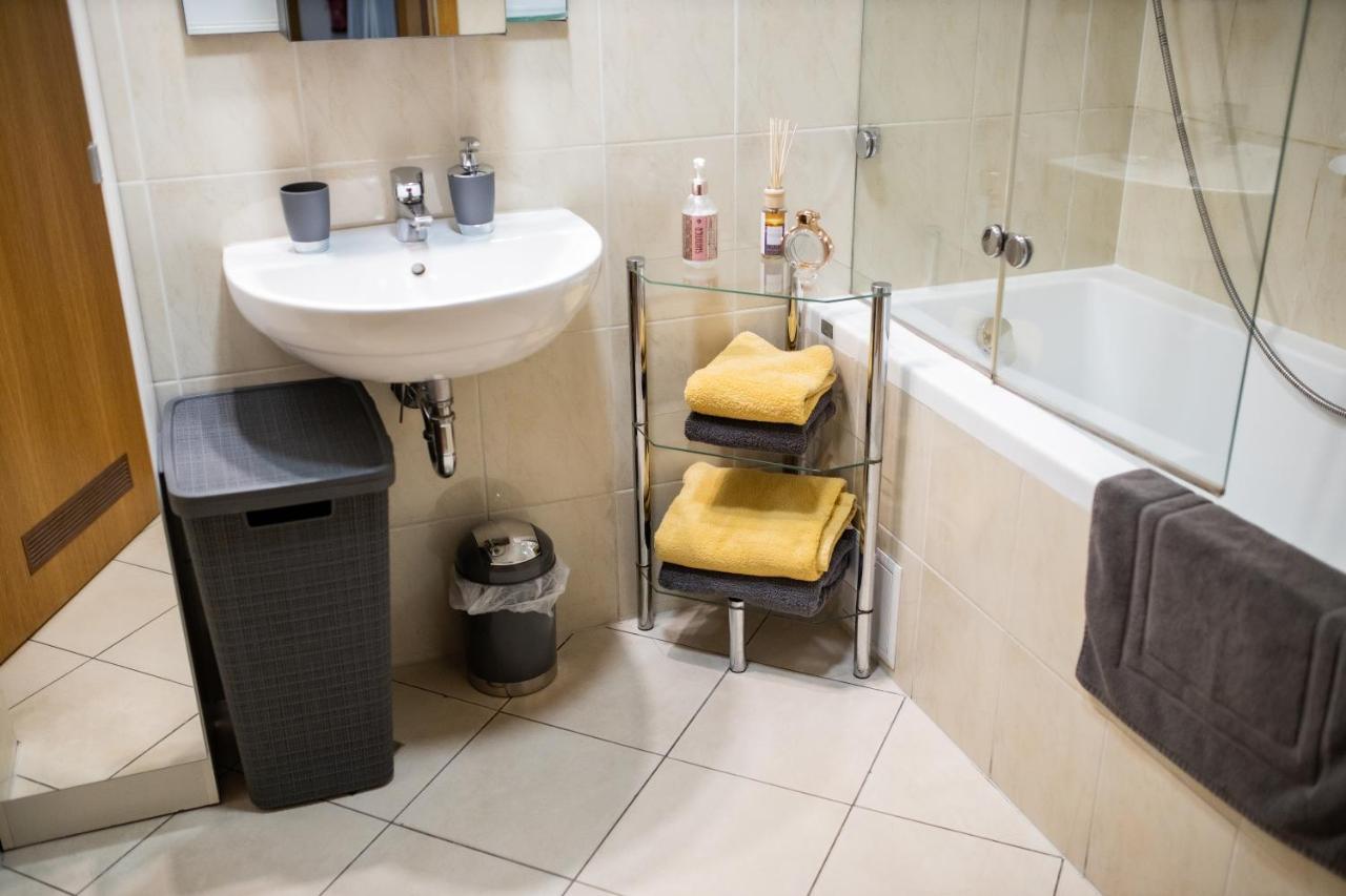 Hermes Apartment & 2 Free Garage Secured Parkings Ljubljana Bagian luar foto